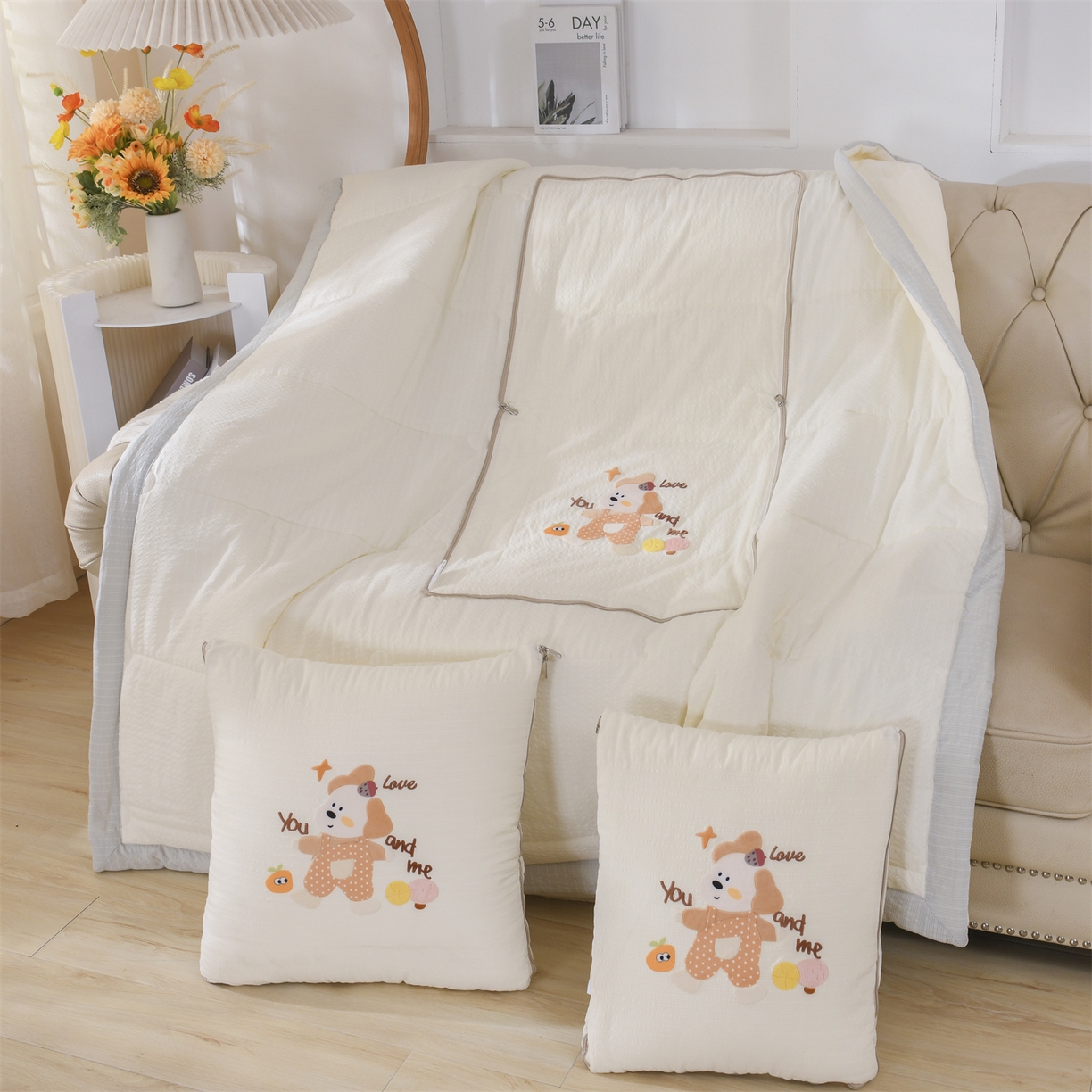 91家纺网 家纺一手货源 找家纺 （总）恋绒家纺 2026新款四季款贴布绣靠枕被抱枕被飞天萌熊