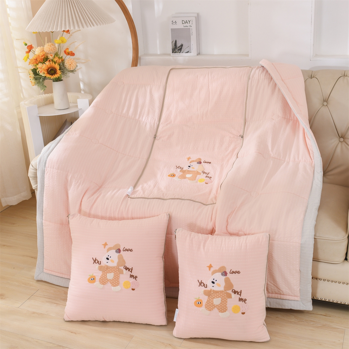 91家纺网 家纺一手货源 找家纺 （总）恋绒家纺 2026新款四季款贴布绣靠枕被抱枕被飞天萌熊