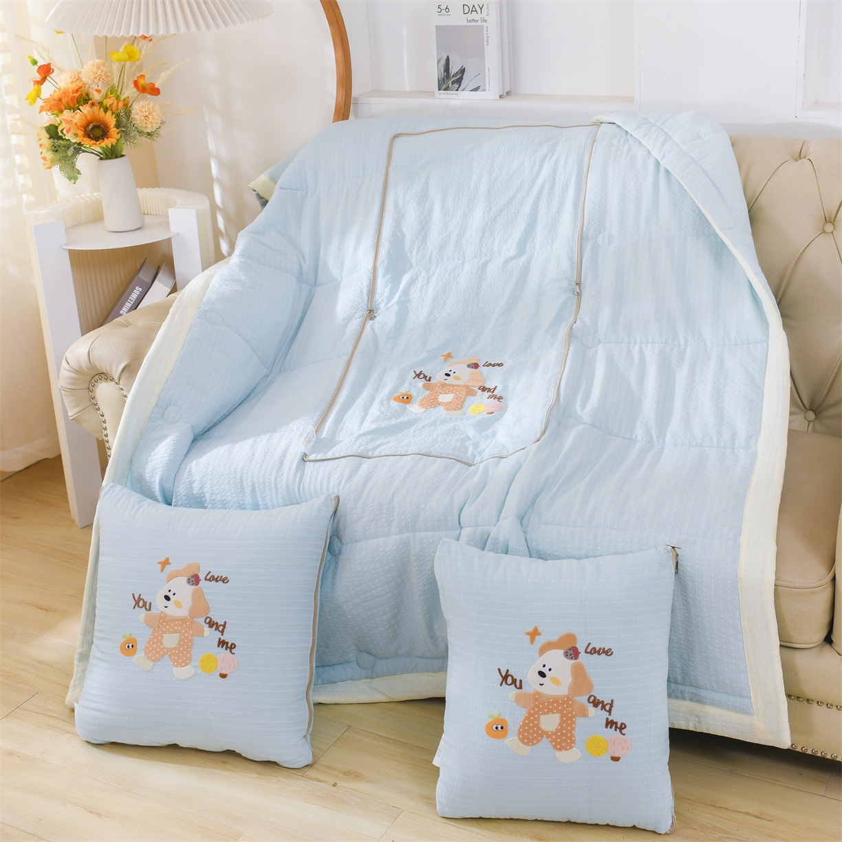 91家纺网 家纺一手货源 找家纺 （总）恋绒家纺 2026新款四季款贴布绣靠枕被抱枕被飞天萌熊