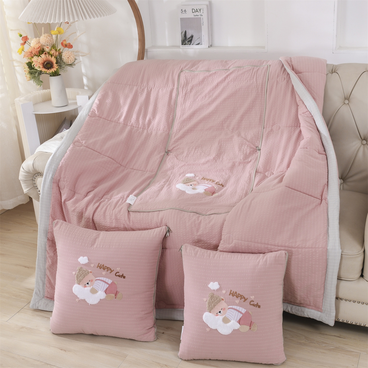 91家纺网 家纺一手货源 找家纺 （总）恋绒家纺 2026新款四季款贴布绣靠枕被抱枕被飞天萌熊