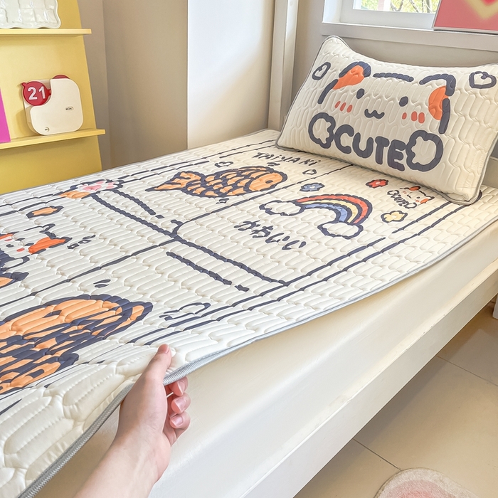 91家纺网 家纺一手货源 找家纺 川悦生活 2026新款大版宿舍凉感丝学生床凉席三件套 元气小鱼