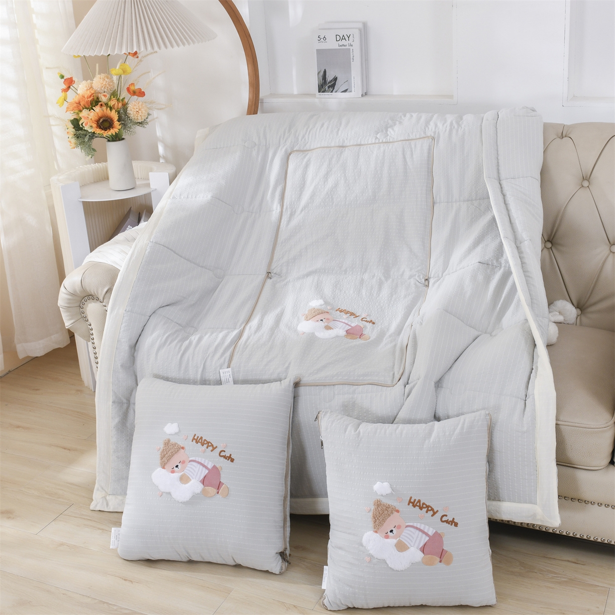 91家纺网 家纺一手货源 找家纺 （总）恋绒家纺 2026新款四季款贴布绣靠枕被抱枕被飞天萌熊