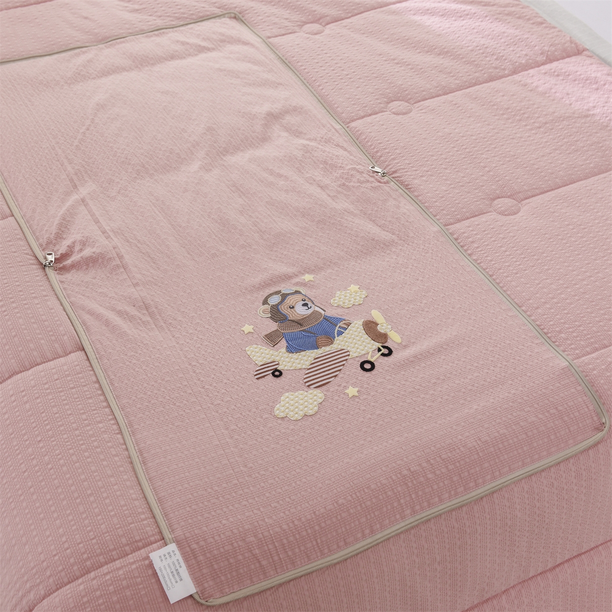 91家纺网 家纺一手货源 找家纺 恋绒家纺 2026新款四季款贴布绣靠枕被抱枕被飞天萌熊 飞天萌熊-豆沙