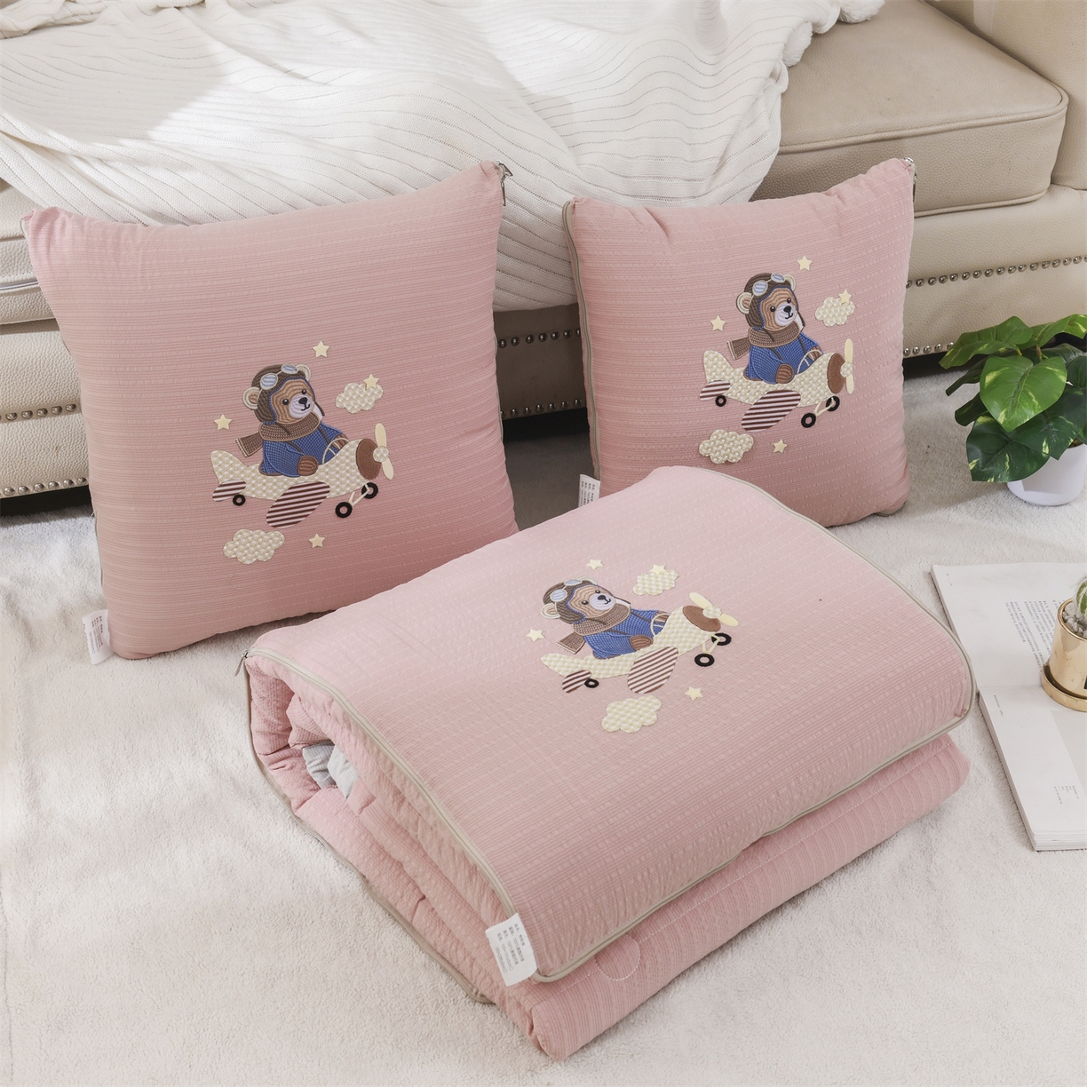 91家纺网 家纺一手货源 找家纺 恋绒家纺 2026新款四季款贴布绣靠枕被抱枕被飞天萌熊 飞天萌熊-豆沙