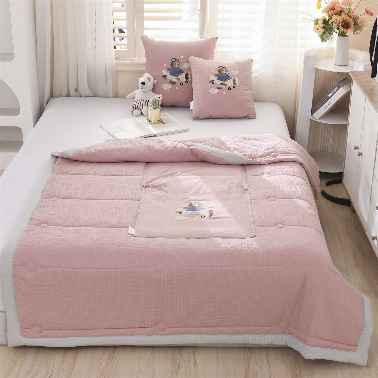 91家纺网 家纺一手货源 找家纺 恋绒家纺 2026新款四季款贴布绣靠枕被抱枕被飞天萌熊 飞天萌熊-豆沙