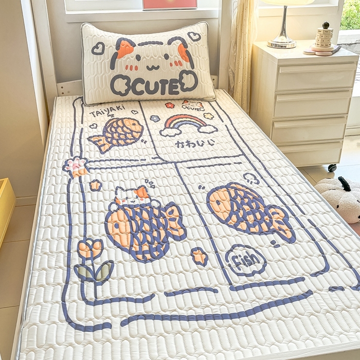 91家纺网 家纺一手货源 找家纺 川悦生活 2026新款大版宿舍凉感丝学生床凉席三件套 元气小鱼