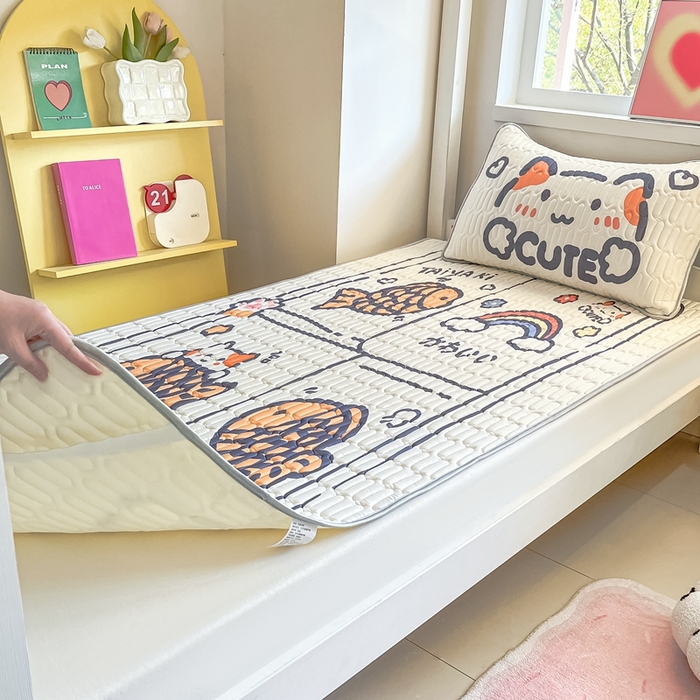 91家纺网 家纺一手货源 找家纺 川悦生活 2026新款大版宿舍凉感丝学生床凉席三件套 元气小鱼