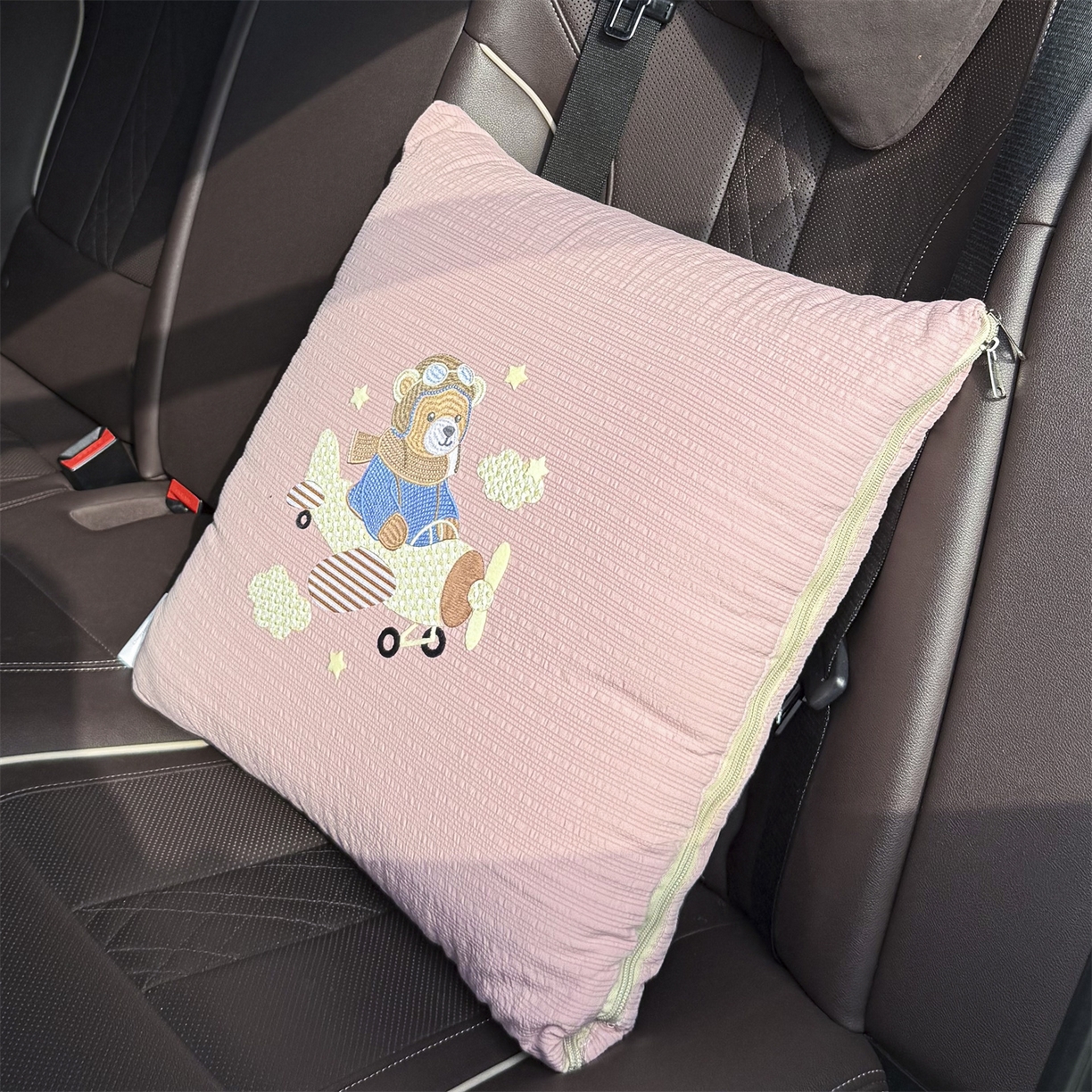 91家纺网 家纺一手货源 找家纺 恋绒家纺 2026新款四季款贴布绣靠枕被抱枕被飞天萌熊 飞天萌熊-豆沙