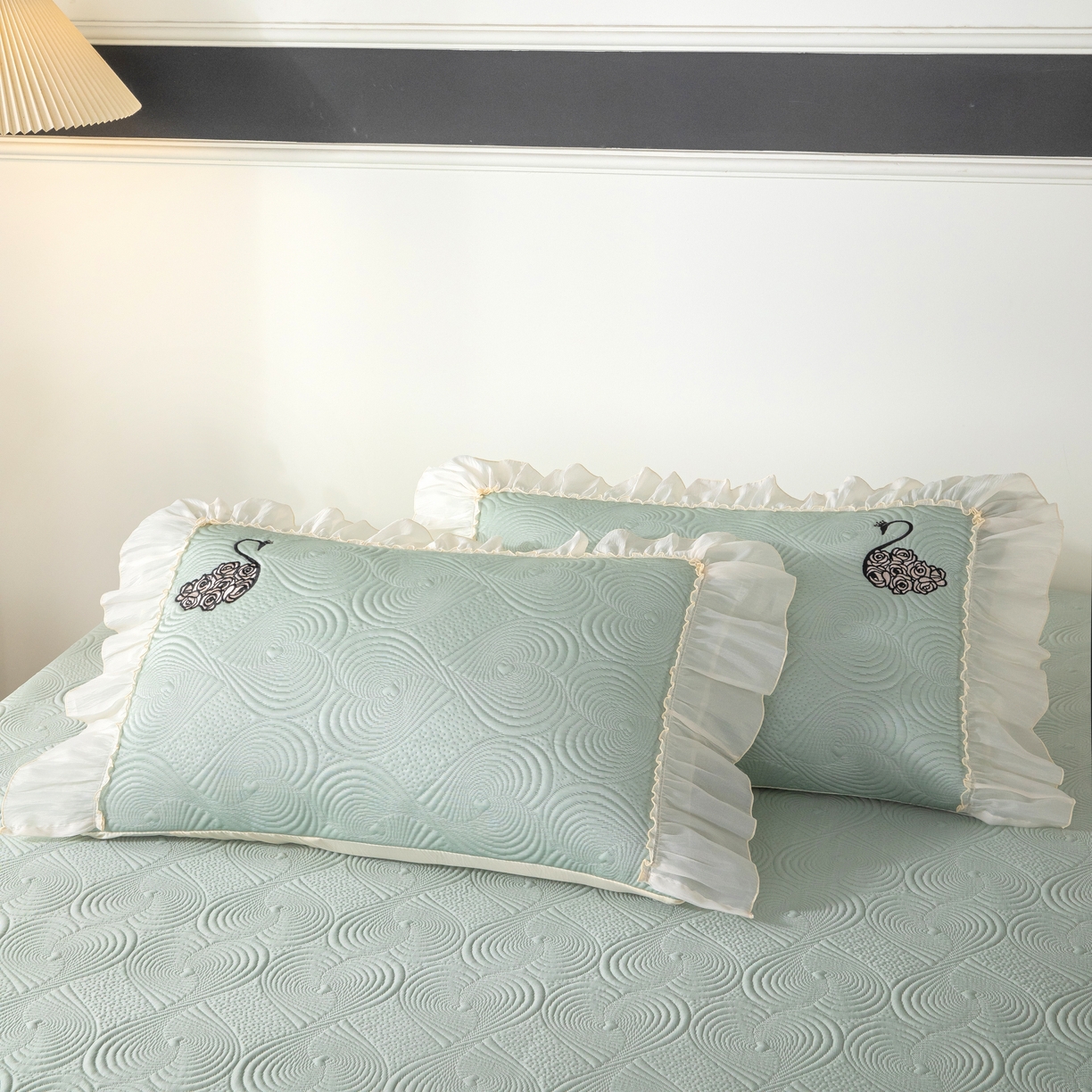 91家纺网 家纺一手货源 找家纺 木兰花 2026新款凉豆豆款PE高分子复合凉感席床盖款凉席三件套-控价228 天鹅之恋-豆蔻绿