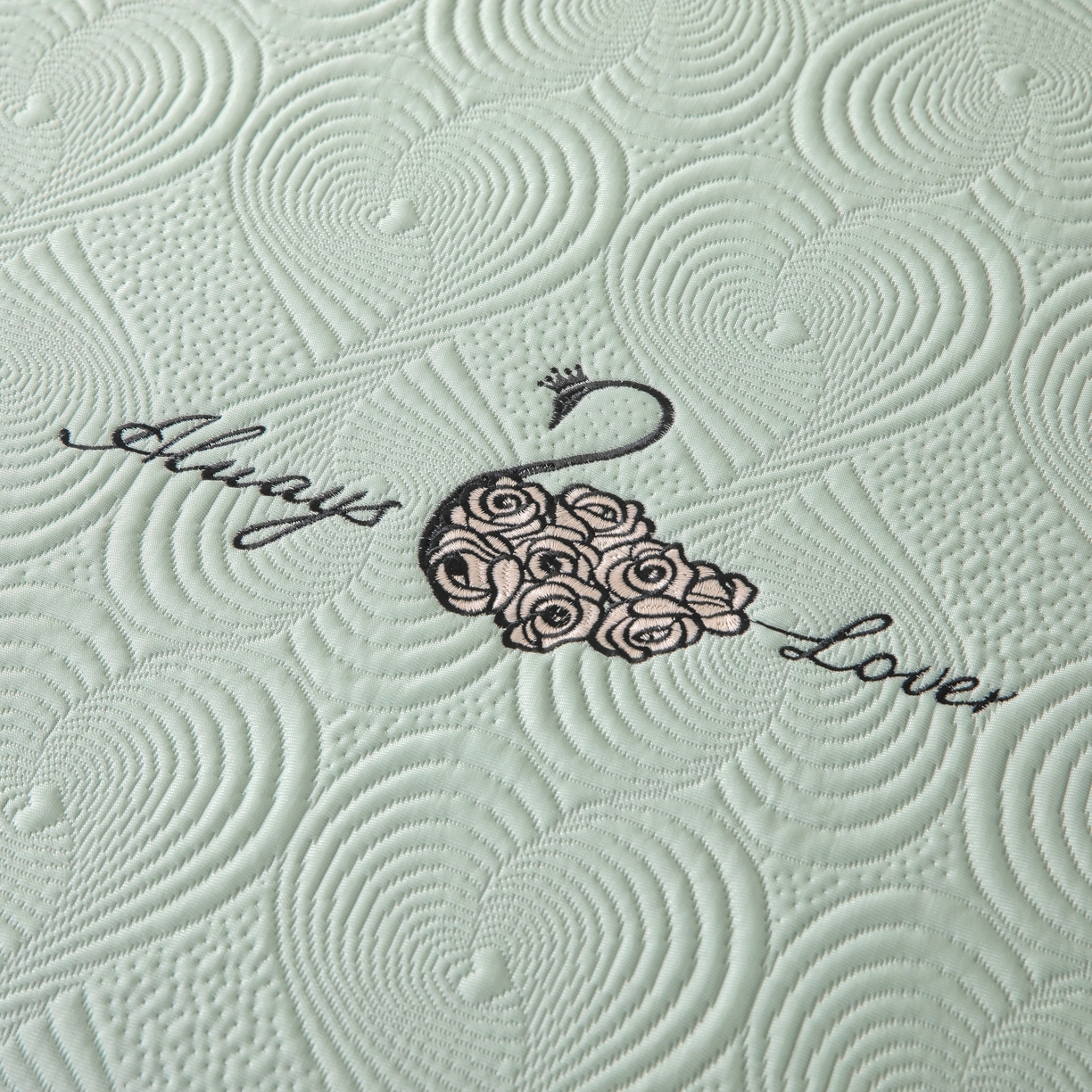 91家纺网 家纺一手货源 找家纺 木兰花 2026新款凉豆豆款PE高分子复合凉感席床盖款凉席三件套-控价228 天鹅之恋-豆蔻绿