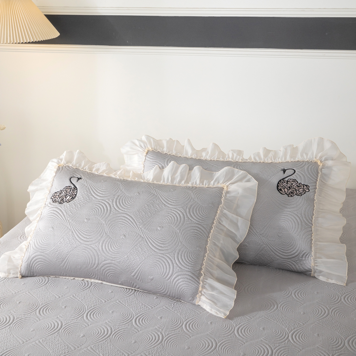 91家纺网 家纺一手货源 找家纺 木兰花 2026新款凉豆豆款PE高分子复合凉感席床盖款凉席三件套-控价228 天鹅之恋-雾灰