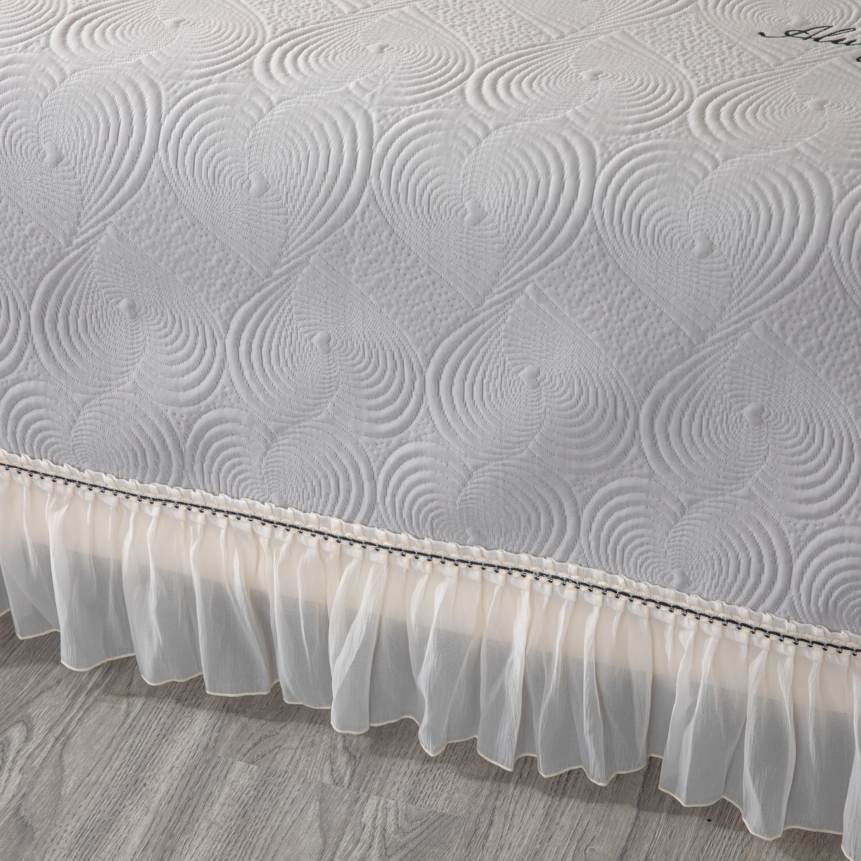 91家纺网 家纺一手货源 找家纺 木兰花 2026新款凉豆豆款PE高分子复合凉感席床盖款凉席三件套-控价228 天鹅之恋-雾灰