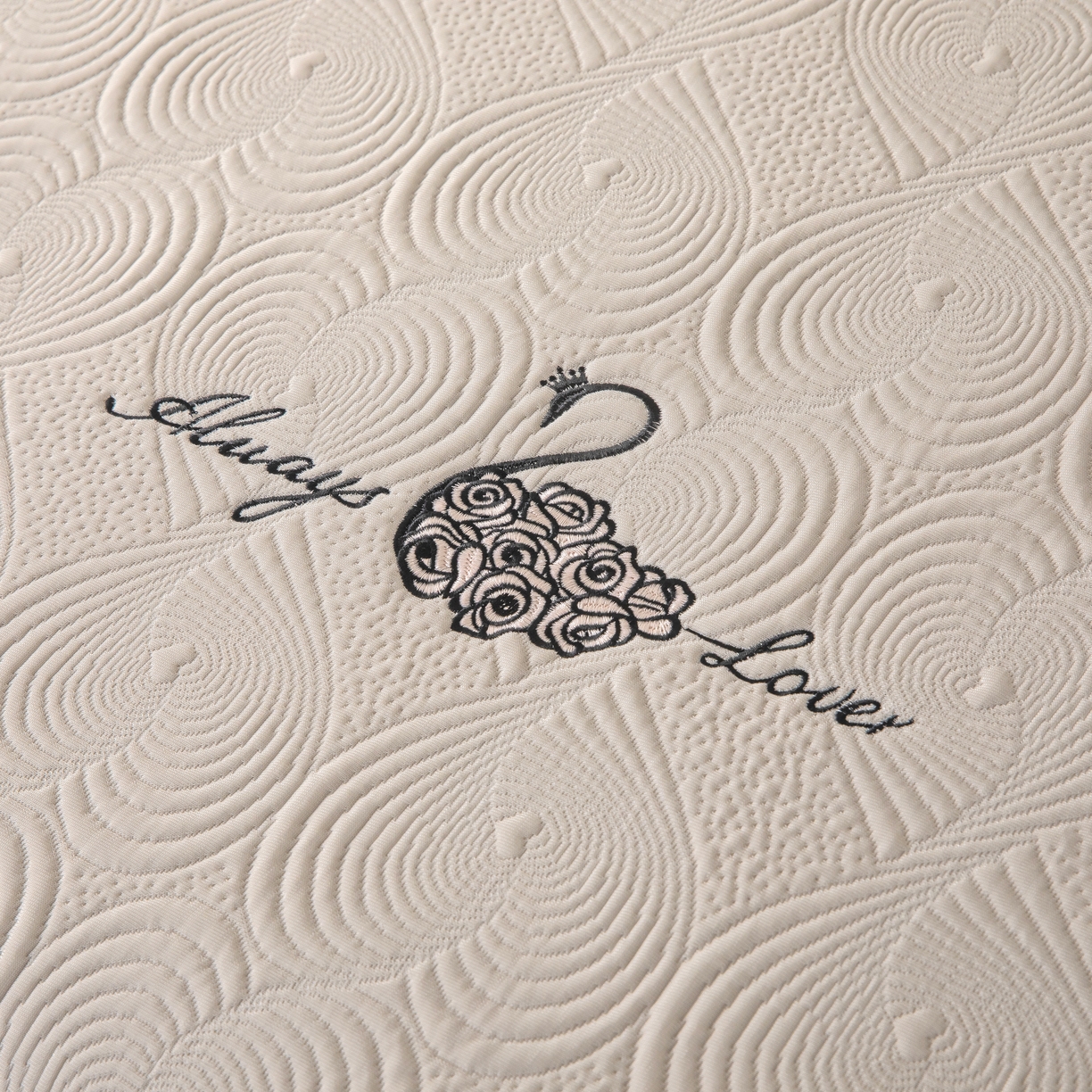 91家纺网 家纺一手货源 找家纺 木兰花 2026新款凉豆豆款PE高分子复合凉感席床盖款凉席三件套-控价228 天鹅之恋-云灰