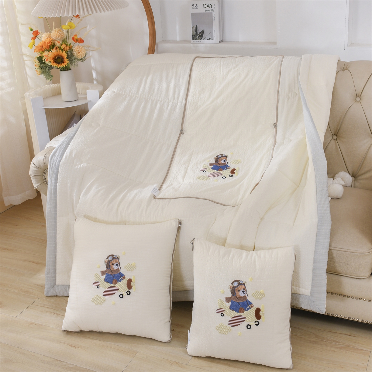 恋绒家纺 2026新款四季款贴布绣靠枕被抱枕被飞天萌熊 飞天萌熊-米白