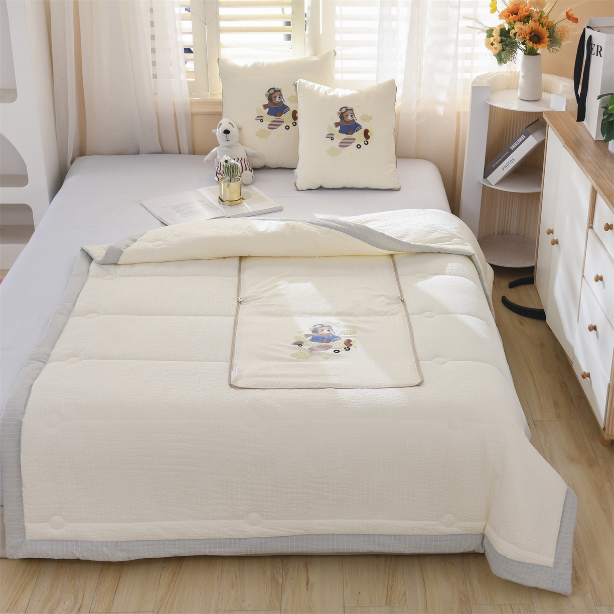 91家纺网 家纺一手货源 找家纺 恋绒家纺 2026新款四季款贴布绣靠枕被抱枕被飞天萌熊 飞天萌熊-米白