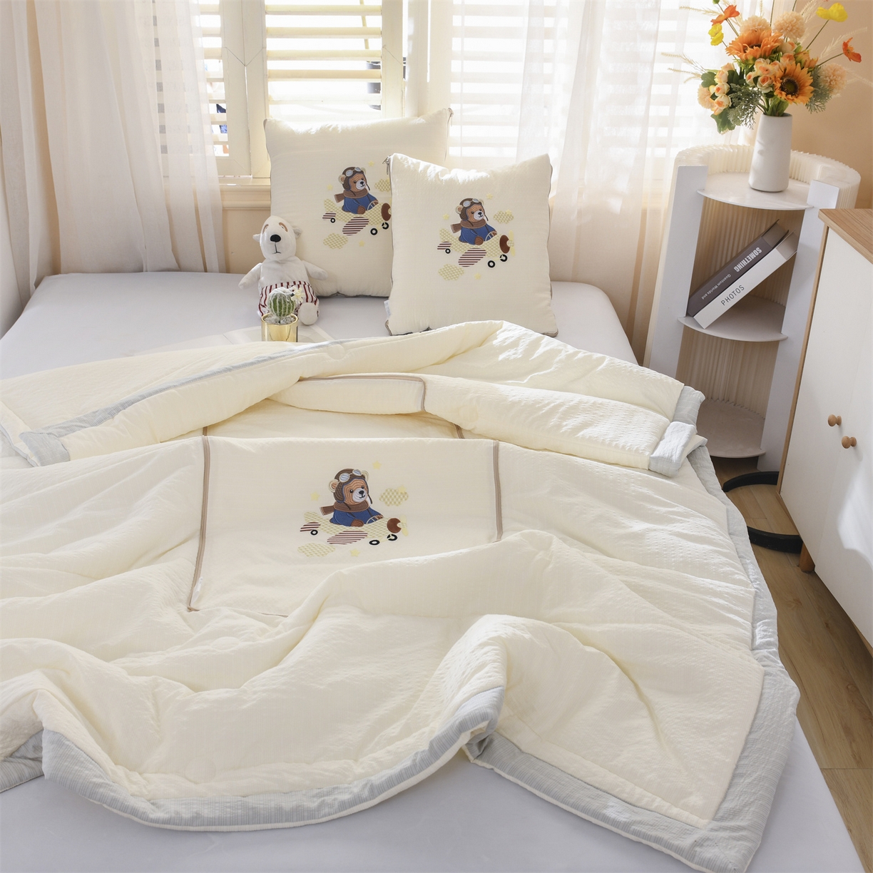 91家纺网 家纺一手货源 找家纺 恋绒家纺 2026新款四季款贴布绣靠枕被抱枕被飞天萌熊 飞天萌熊-米白