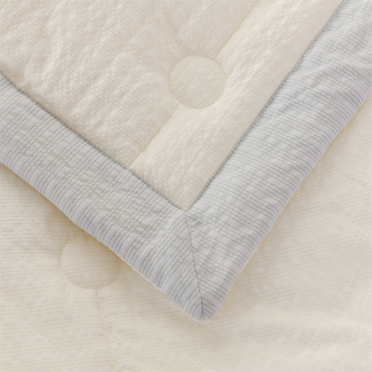 91家纺网 家纺一手货源 找家纺 恋绒家纺 2026新款四季款贴布绣靠枕被抱枕被飞天萌熊 飞天萌熊-米白