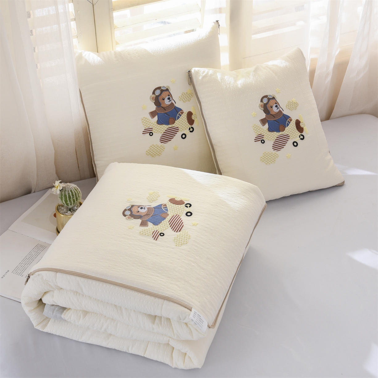 91家纺网 家纺一手货源 找家纺 恋绒家纺 2026新款四季款贴布绣靠枕被抱枕被飞天萌熊 飞天萌熊-米白