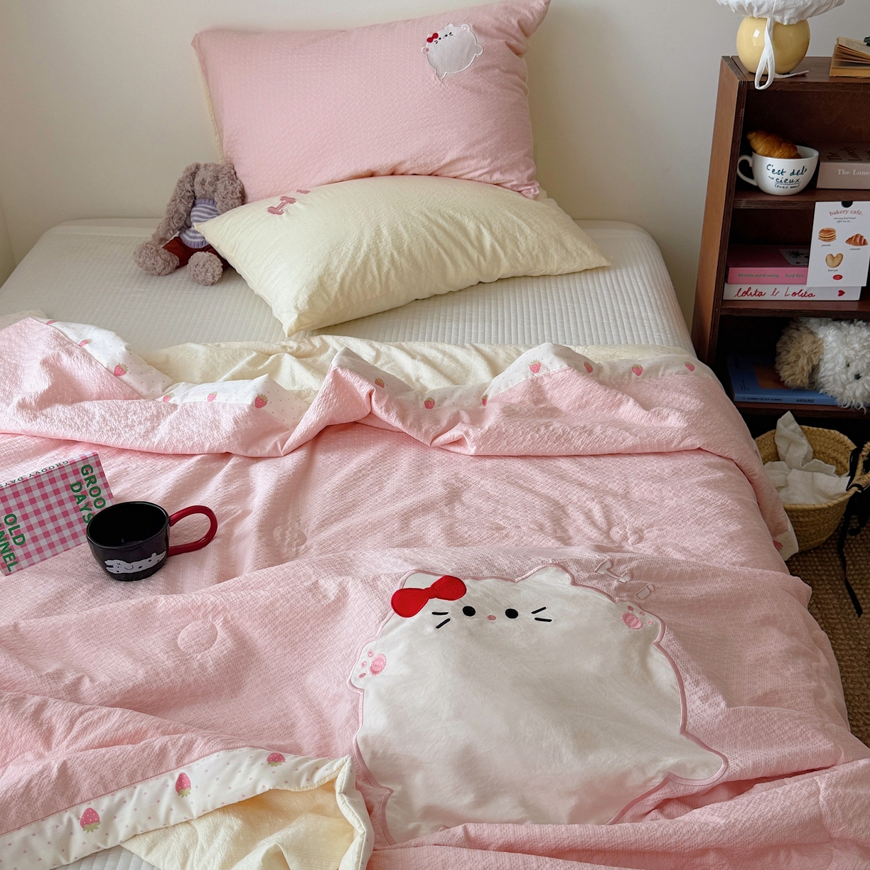 91家纺网 家纺一手货源 找家纺 顾里家纺 2026新款复古甜心泡芙纱贴布绣夏被夏凉被空调被 草莓喵