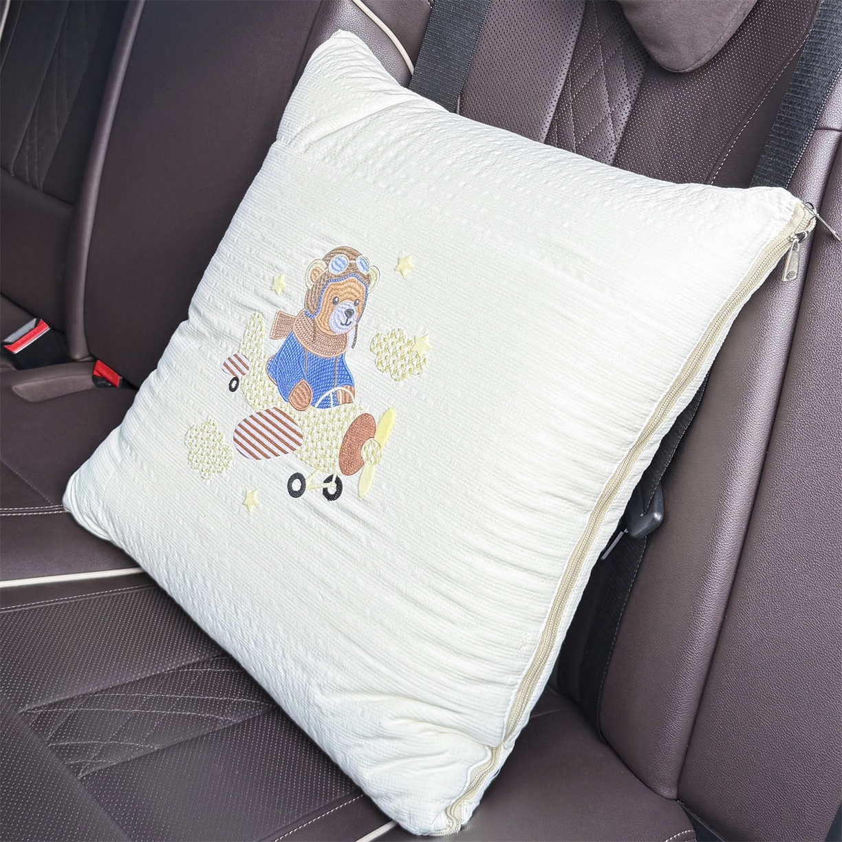 91家纺网 家纺一手货源 找家纺 恋绒家纺 2026新款四季款贴布绣靠枕被抱枕被飞天萌熊 飞天萌熊-米白