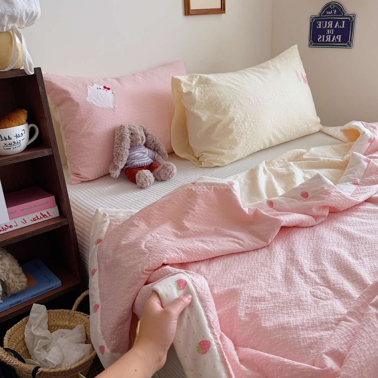 91家纺网 家纺一手货源 找家纺 顾里家纺 2026新款复古甜心泡芙纱贴布绣夏被夏凉被空调被 草莓喵