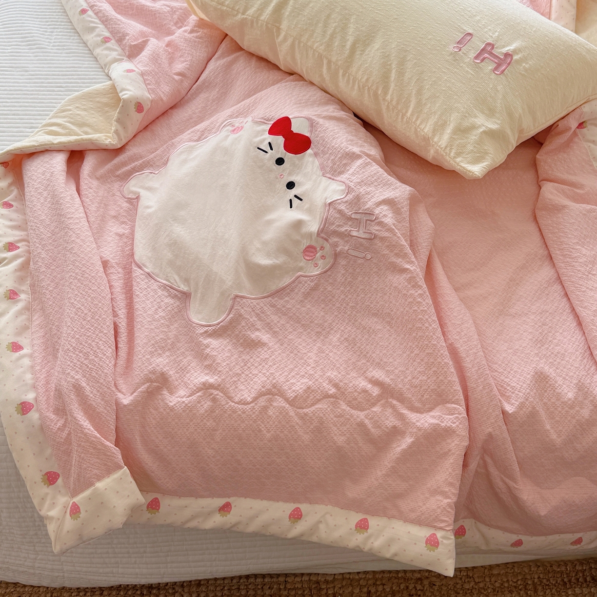 91家纺网 家纺一手货源 找家纺 顾里家纺 2026新款复古甜心泡芙纱贴布绣夏被夏凉被空调被 草莓喵