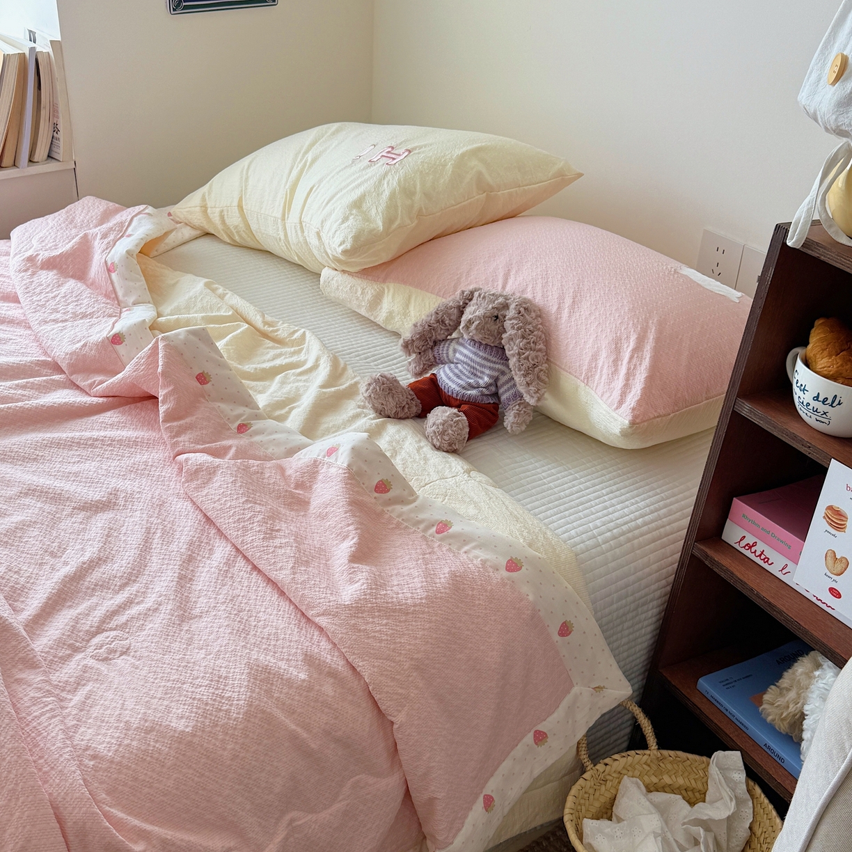 91家纺网 家纺一手货源 找家纺 顾里家纺 2026新款复古甜心泡芙纱贴布绣夏被夏凉被空调被 草莓喵