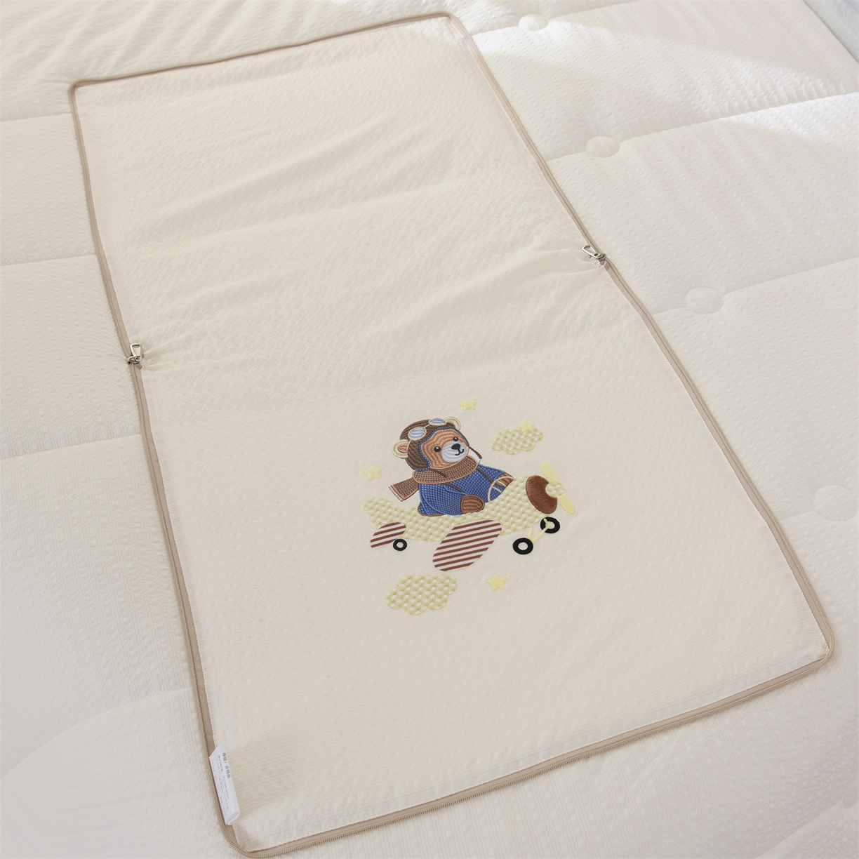 91家纺网 家纺一手货源 找家纺 恋绒家纺 2026新款四季款贴布绣靠枕被抱枕被飞天萌熊 飞天萌熊-米白