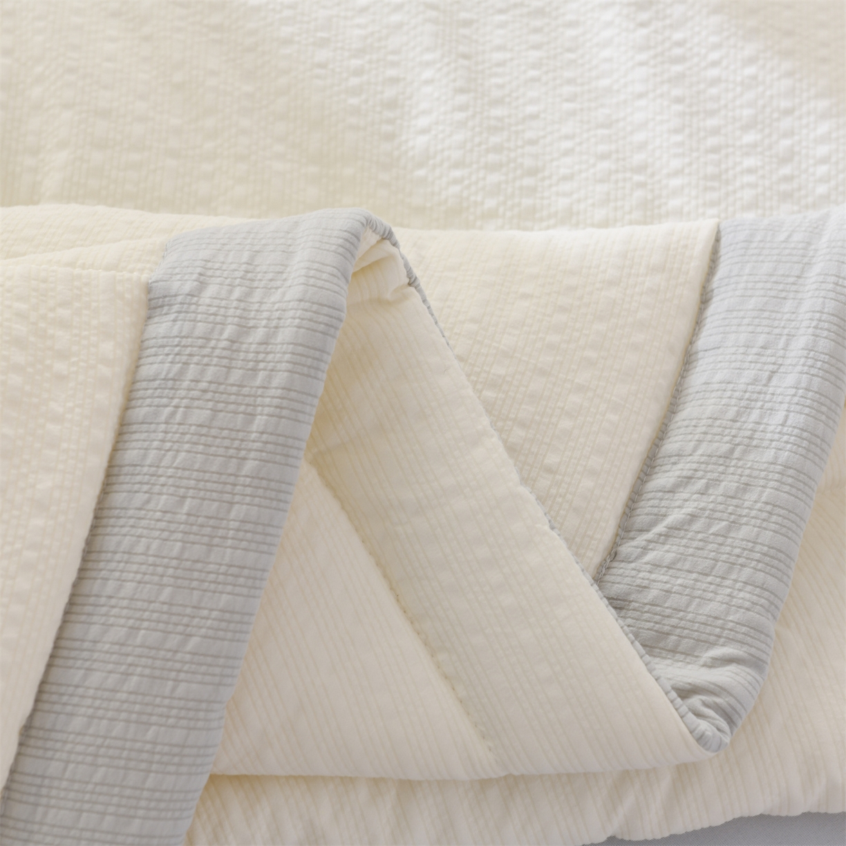 91家纺网 家纺一手货源 找家纺 恋绒家纺 2026新款四季款贴布绣靠枕被抱枕被飞天萌熊 飞天萌熊-米白