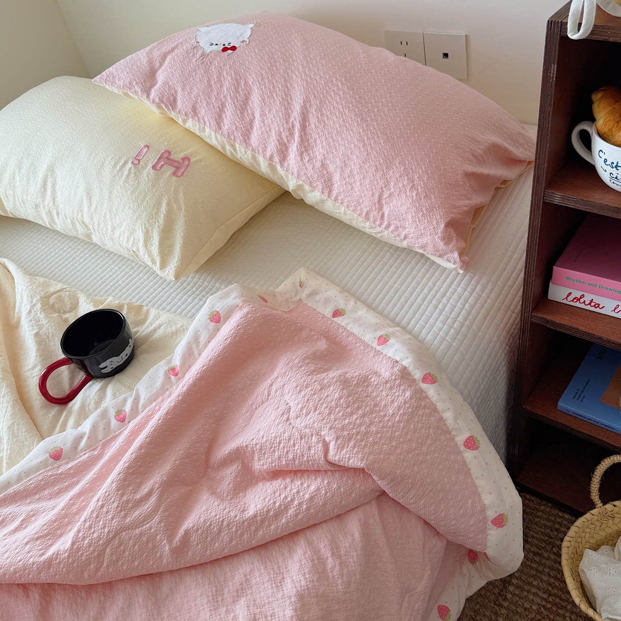 91家纺网 家纺一手货源 找家纺 顾里家纺 2026新款复古甜心泡芙纱贴布绣夏被夏凉被空调被 草莓喵