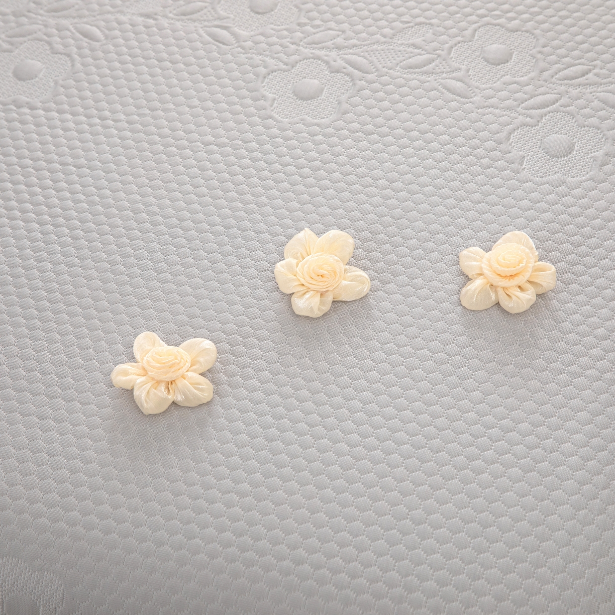 91家纺网 家纺一手货源 找家纺 木兰花 2026新款凉豆豆款PE高分子复合凉感席床盖款凉席三件套-朝花夕拾（可配同色系夏被）控价218 朝花夕拾-灰色