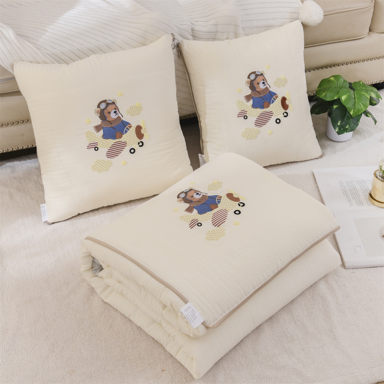 91家纺网 家纺一手货源 找家纺 恋绒家纺 2026新款四季款贴布绣靠枕被抱枕被飞天萌熊 飞天萌熊-米白