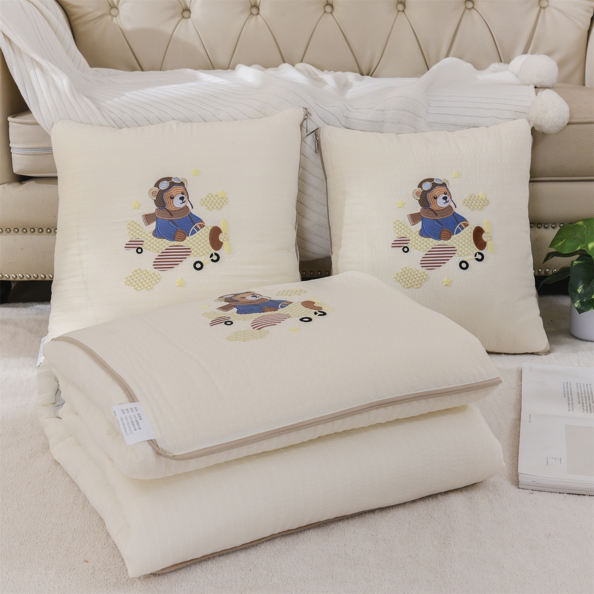 91家纺网 家纺一手货源 找家纺 恋绒家纺 2026新款四季款贴布绣靠枕被抱枕被飞天萌熊 飞天萌熊-米白