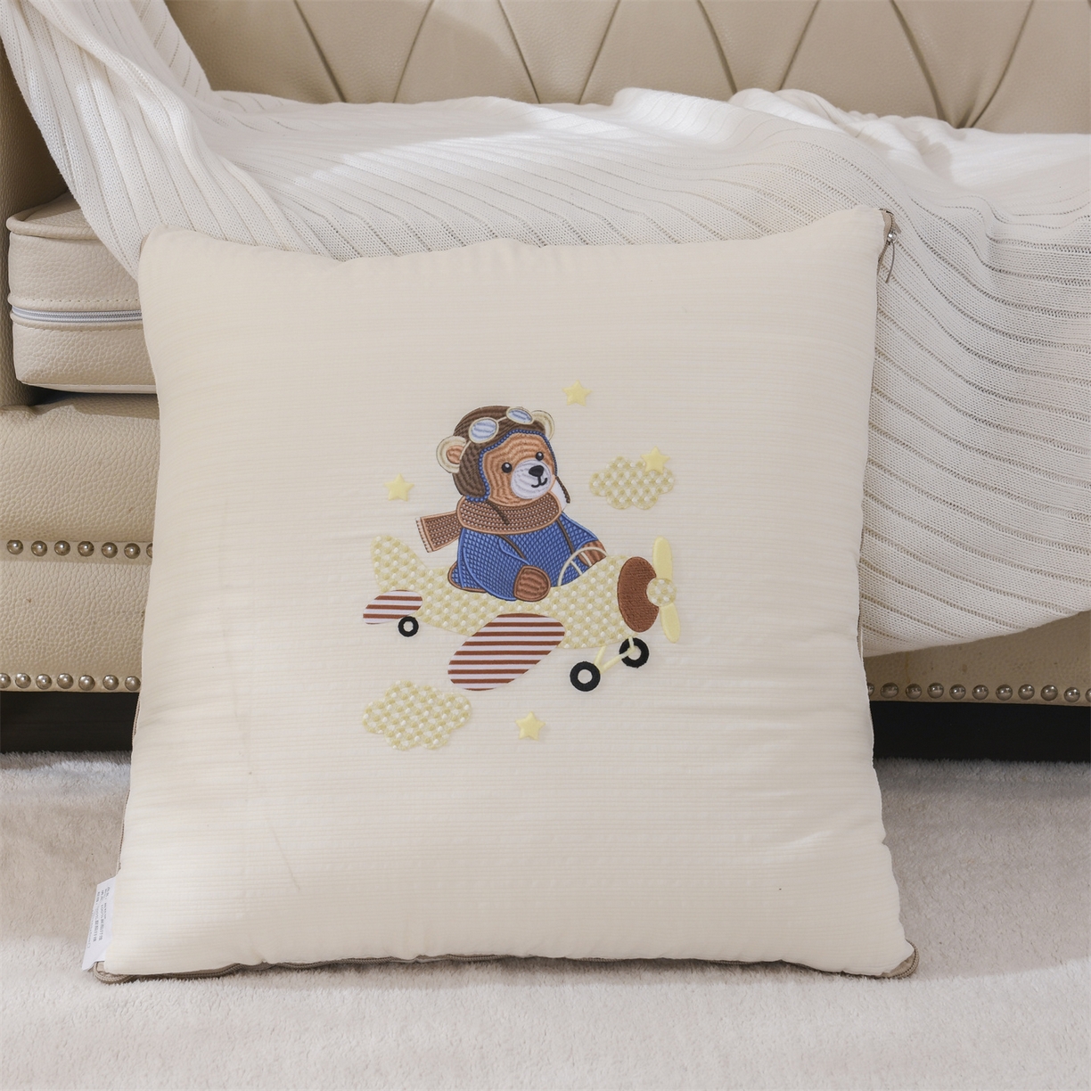 91家纺网 家纺一手货源 找家纺 恋绒家纺 2026新款四季款贴布绣靠枕被抱枕被飞天萌熊 飞天萌熊-米白