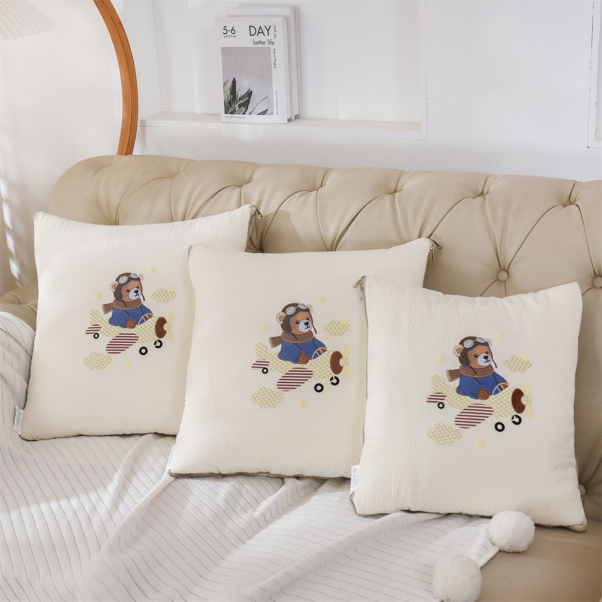 91家纺网 家纺一手货源 找家纺 恋绒家纺 2026新款四季款贴布绣靠枕被抱枕被飞天萌熊 飞天萌熊-米白