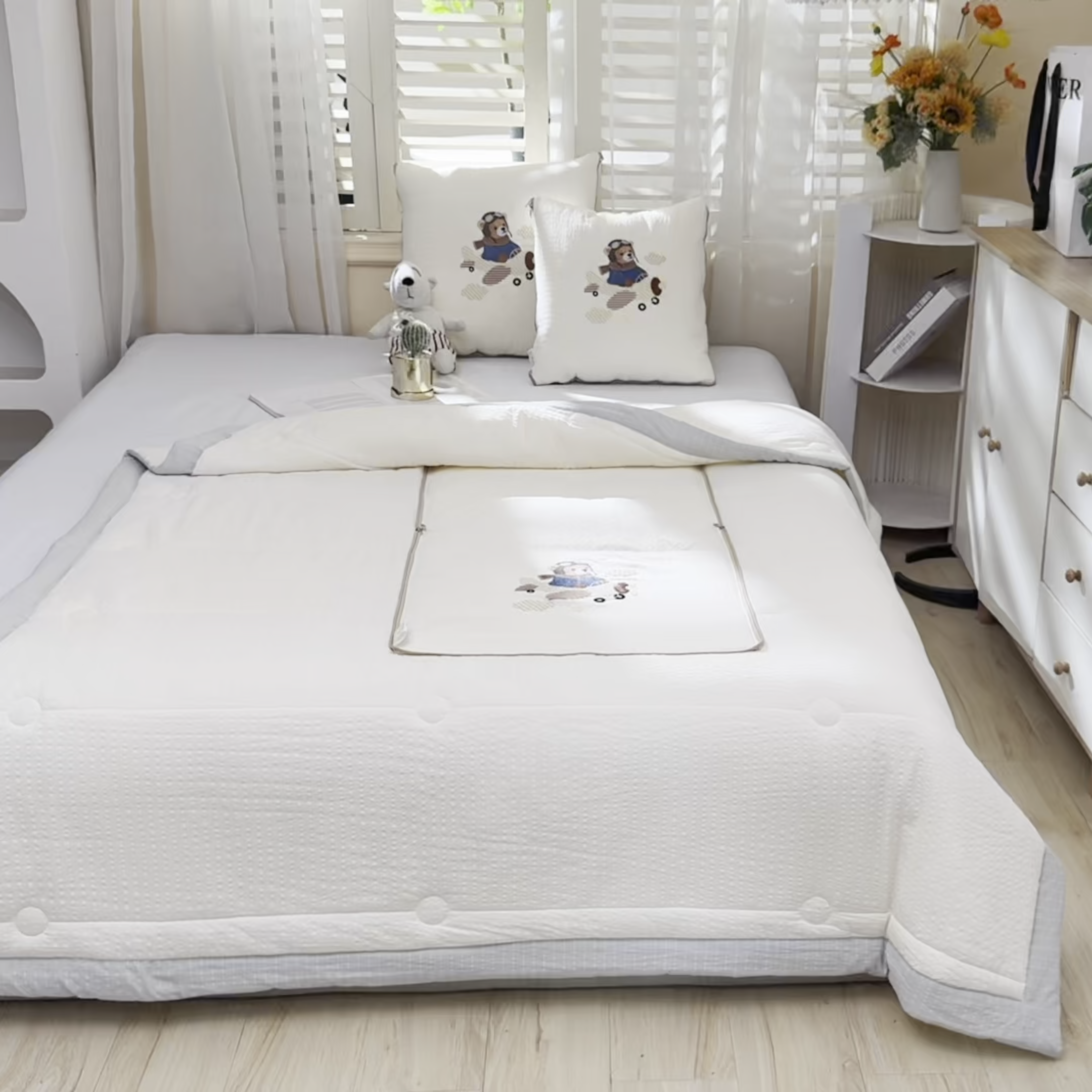 91家纺网 家纺一手货源 找家纺 恋绒家纺 2026新款四季款贴布绣靠枕被抱枕被飞天萌熊 飞天萌熊-米白