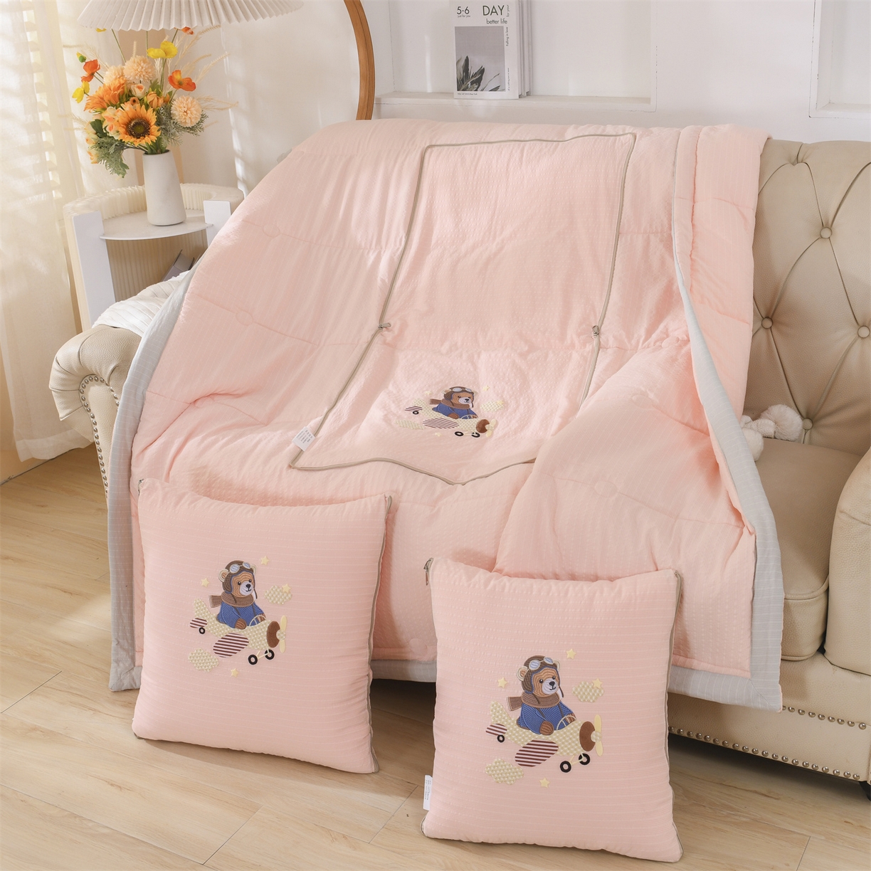 恋绒家纺 2026新款四季款贴布绣靠枕被抱枕被飞天萌熊 飞天萌熊-浅粉