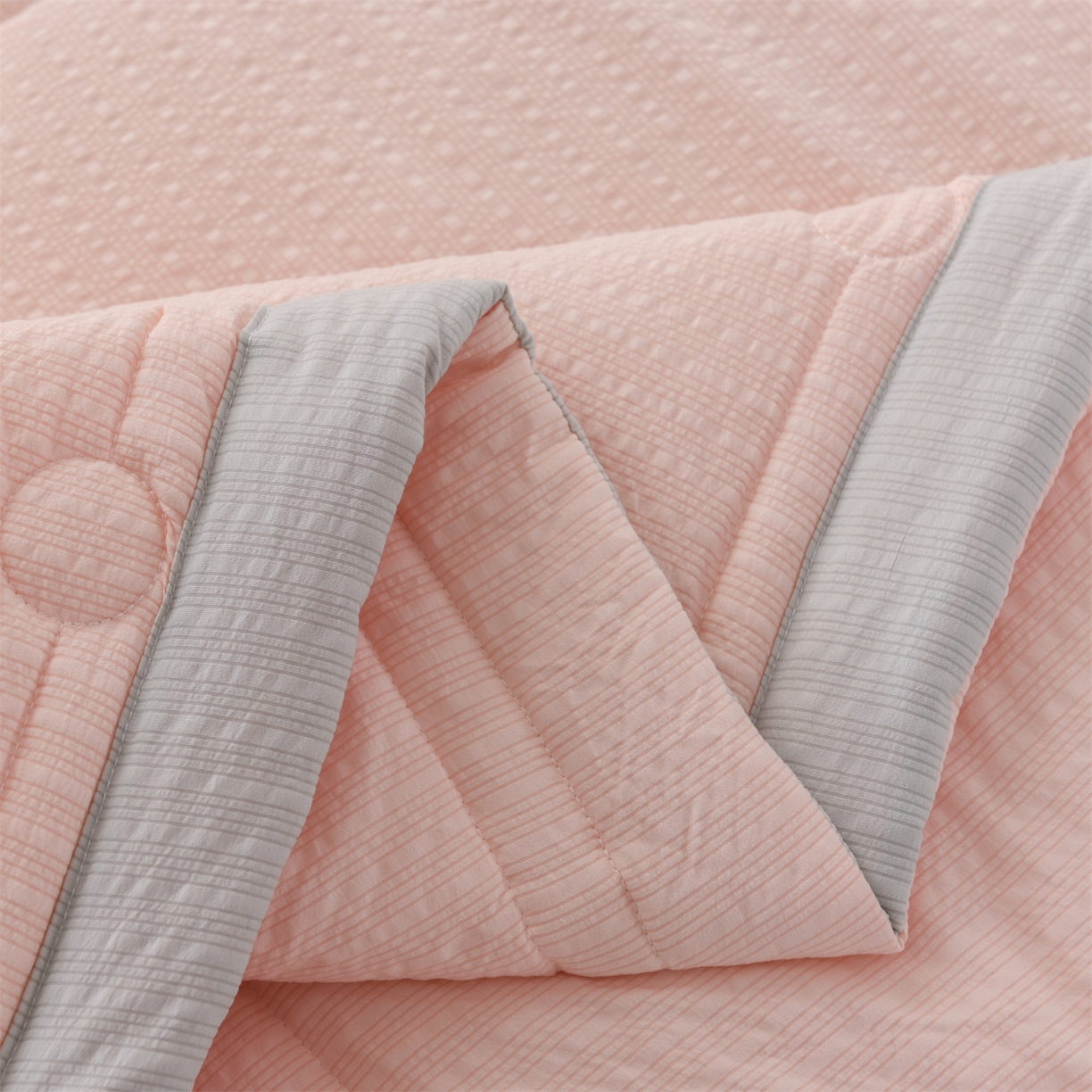 91家纺网 家纺一手货源 找家纺 恋绒家纺 2026新款四季款贴布绣靠枕被抱枕被飞天萌熊 飞天萌熊-浅粉