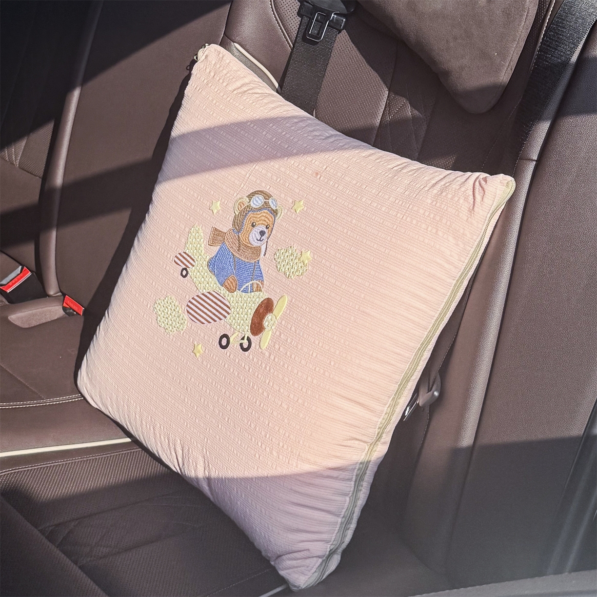 91家纺网 家纺一手货源 找家纺 恋绒家纺 2026新款四季款贴布绣靠枕被抱枕被飞天萌熊 飞天萌熊-浅粉