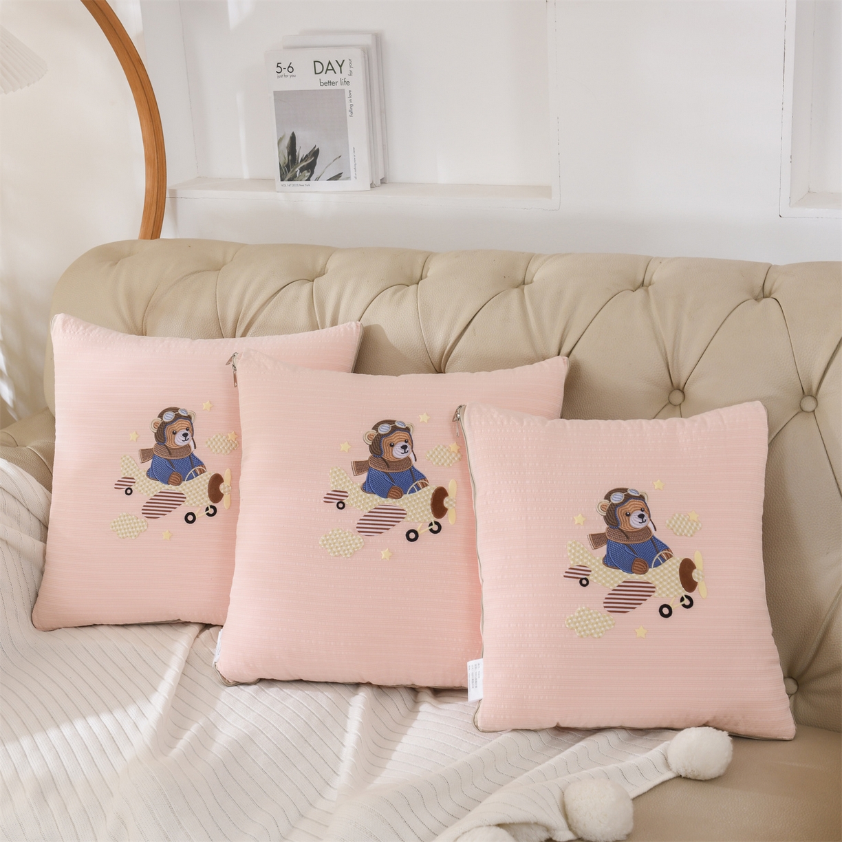 91家纺网 家纺一手货源 找家纺 恋绒家纺 2026新款四季款贴布绣靠枕被抱枕被飞天萌熊 飞天萌熊-浅粉