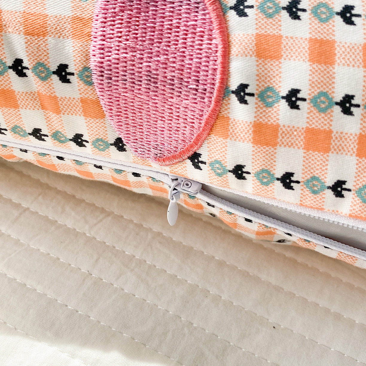 91家纺网 家纺一手货源 找家纺 （总）梦叶草 2026新款全棉贴布绣福格鼠荞麦枕