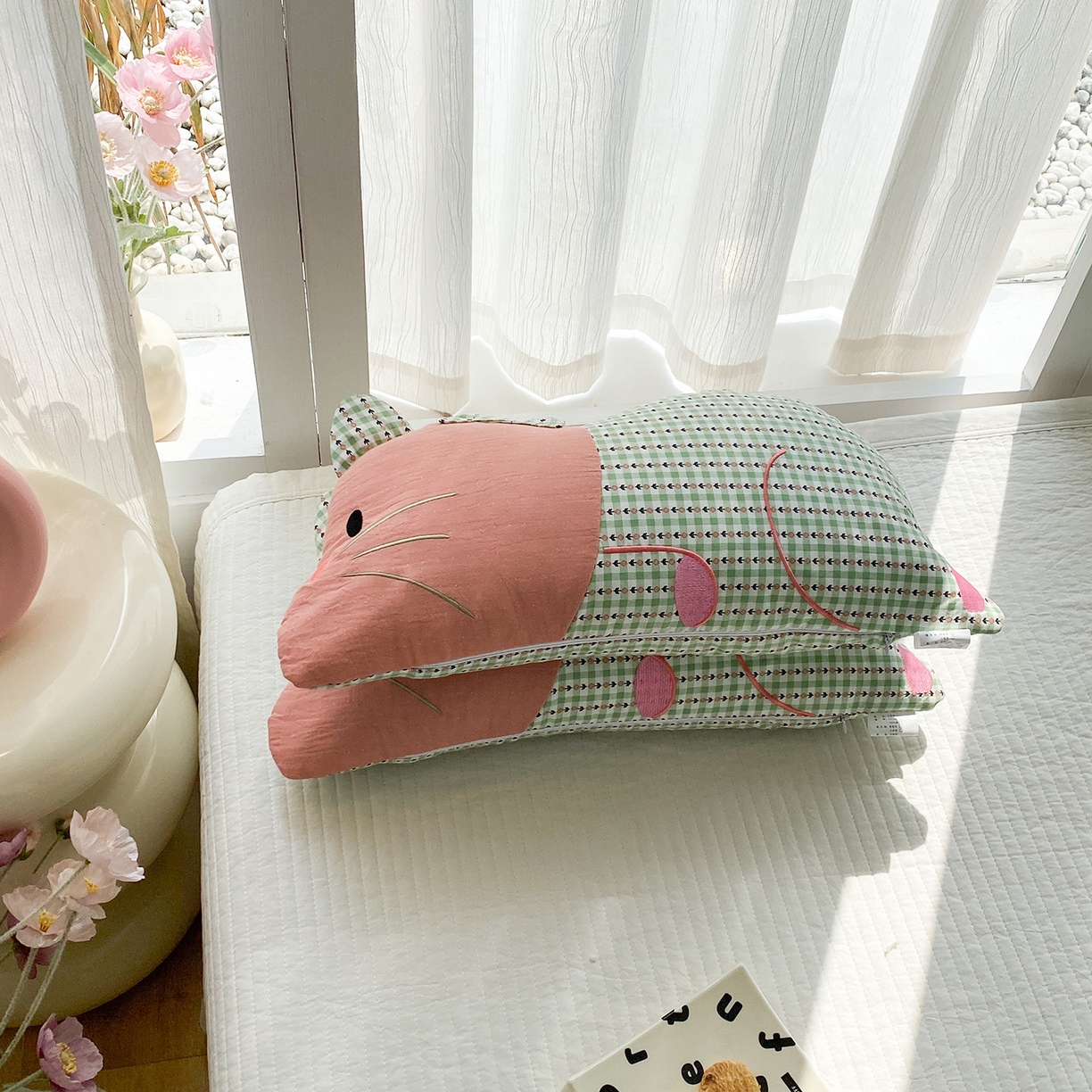 91家纺网 家纺一手货源 找家纺 梦叶草 2026新款全棉贴布绣福格鼠荞麦枕 福格鼠荞麦枕-橘绿