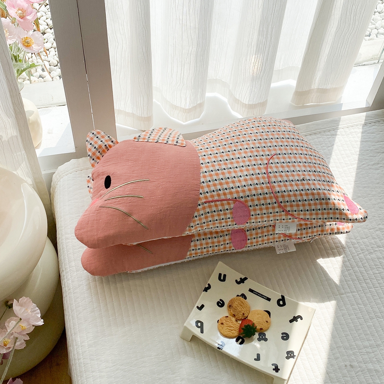 91家纺网 家纺一手货源 找家纺 梦叶草 2026新款全棉贴布绣福格鼠荞麦枕 福格鼠荞麦枕-橘粉