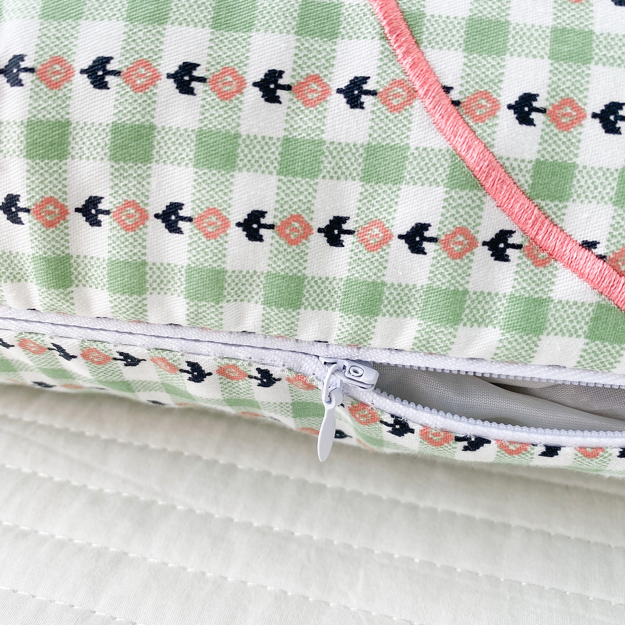 91家纺网 家纺一手货源 找家纺 梦叶草 2026新款全棉贴布绣福格鼠荞麦枕 福格鼠荞麦枕-橘绿