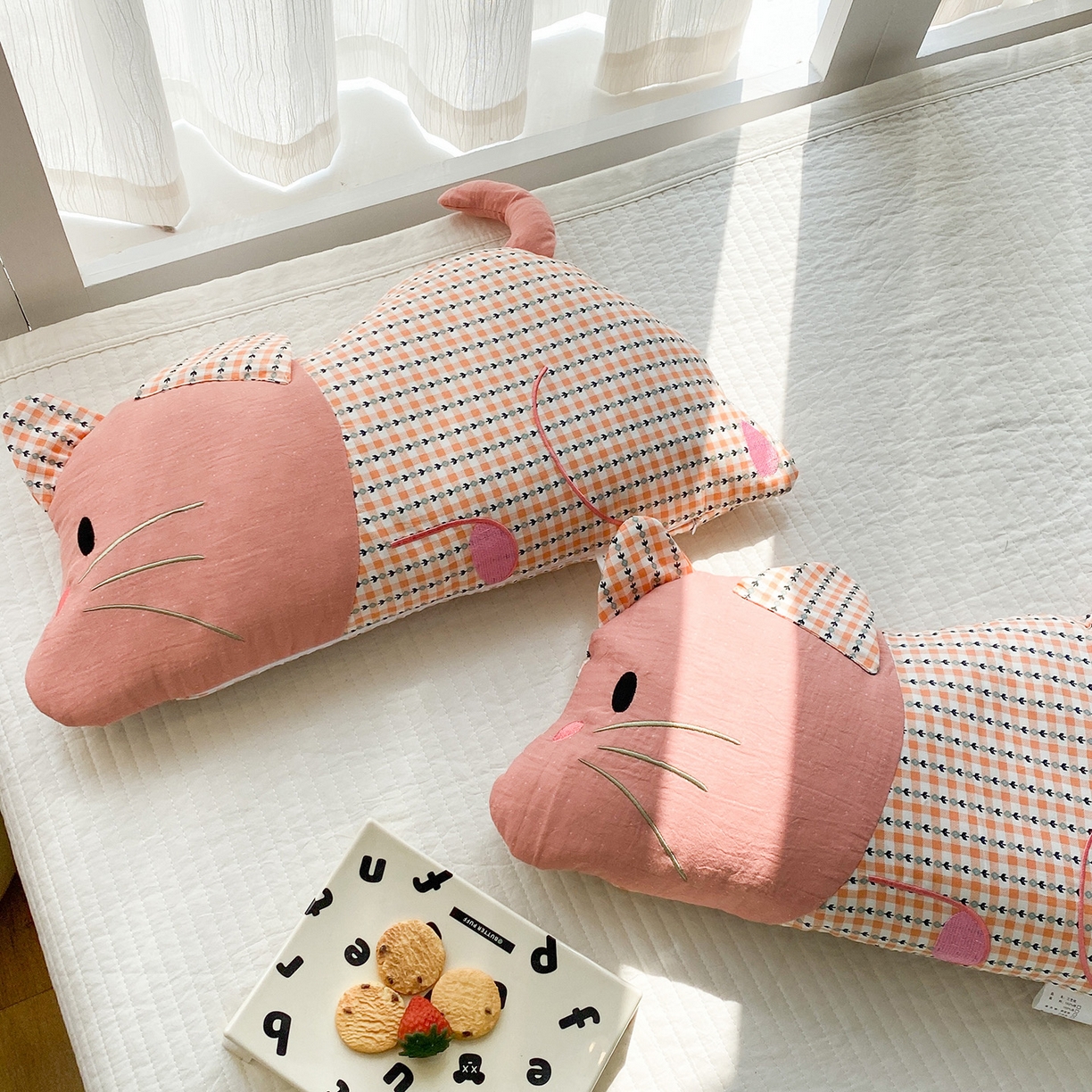 91家纺网 家纺一手货源 找家纺 梦叶草 2026新款全棉贴布绣福格鼠荞麦枕 福格鼠荞麦枕-橘粉