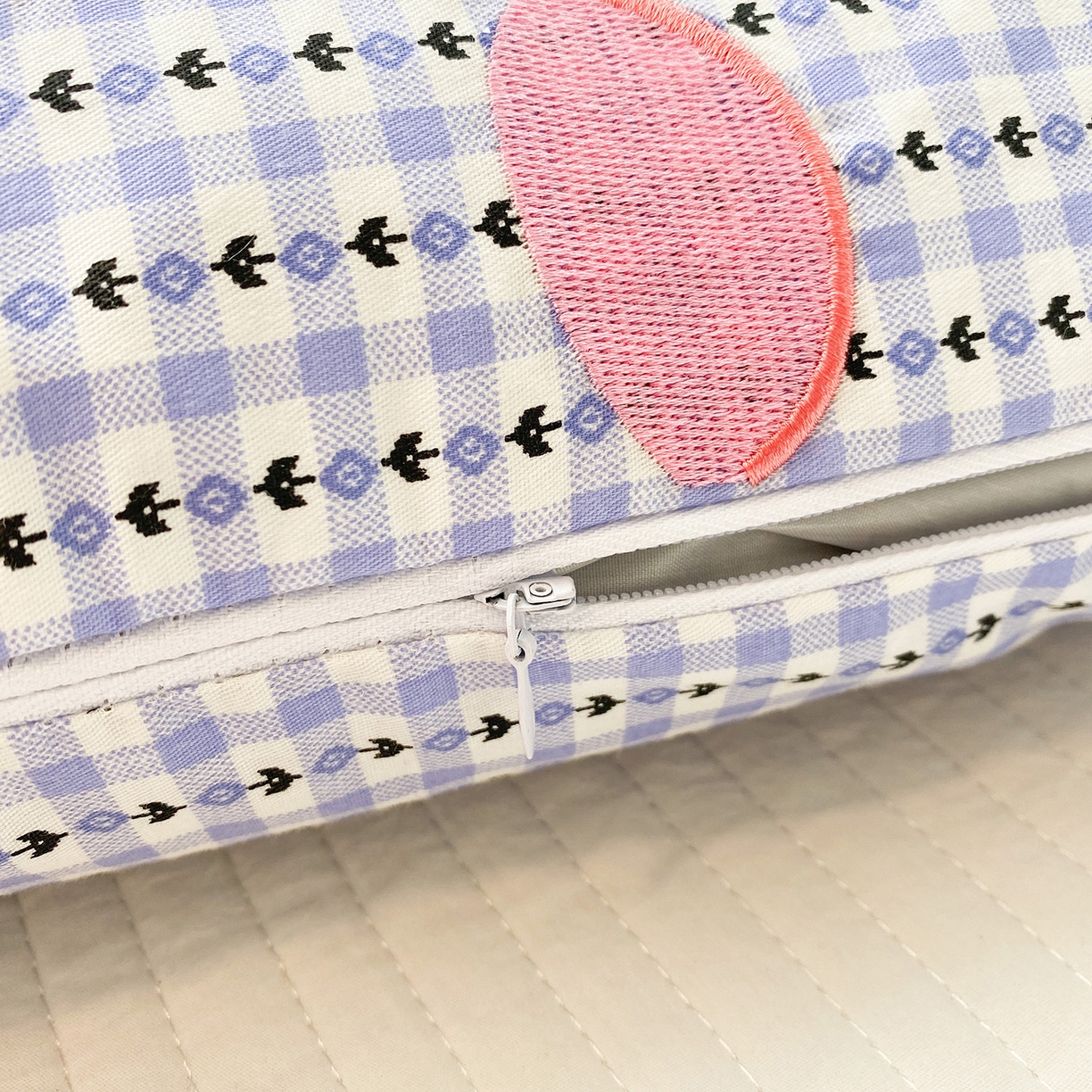 91家纺网 家纺一手货源 找家纺 梦叶草 2026新款全棉贴布绣福格鼠荞麦枕 福格鼠荞麦枕-紫蓝