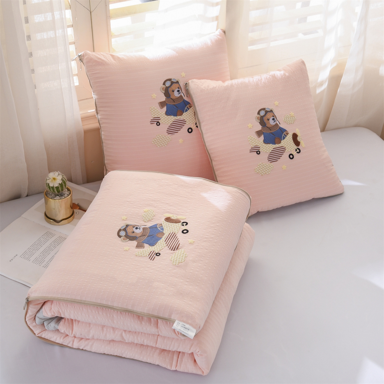 91家纺网 家纺一手货源 找家纺 恋绒家纺 2026新款四季款贴布绣靠枕被抱枕被飞天萌熊 飞天萌熊-浅粉