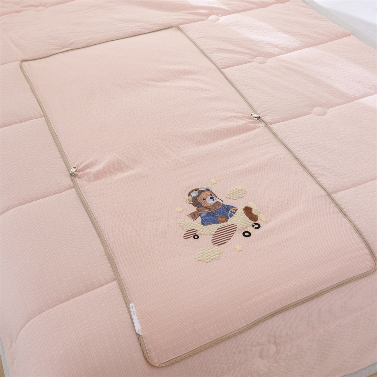 91家纺网 家纺一手货源 找家纺 恋绒家纺 2026新款四季款贴布绣靠枕被抱枕被飞天萌熊 飞天萌熊-浅粉