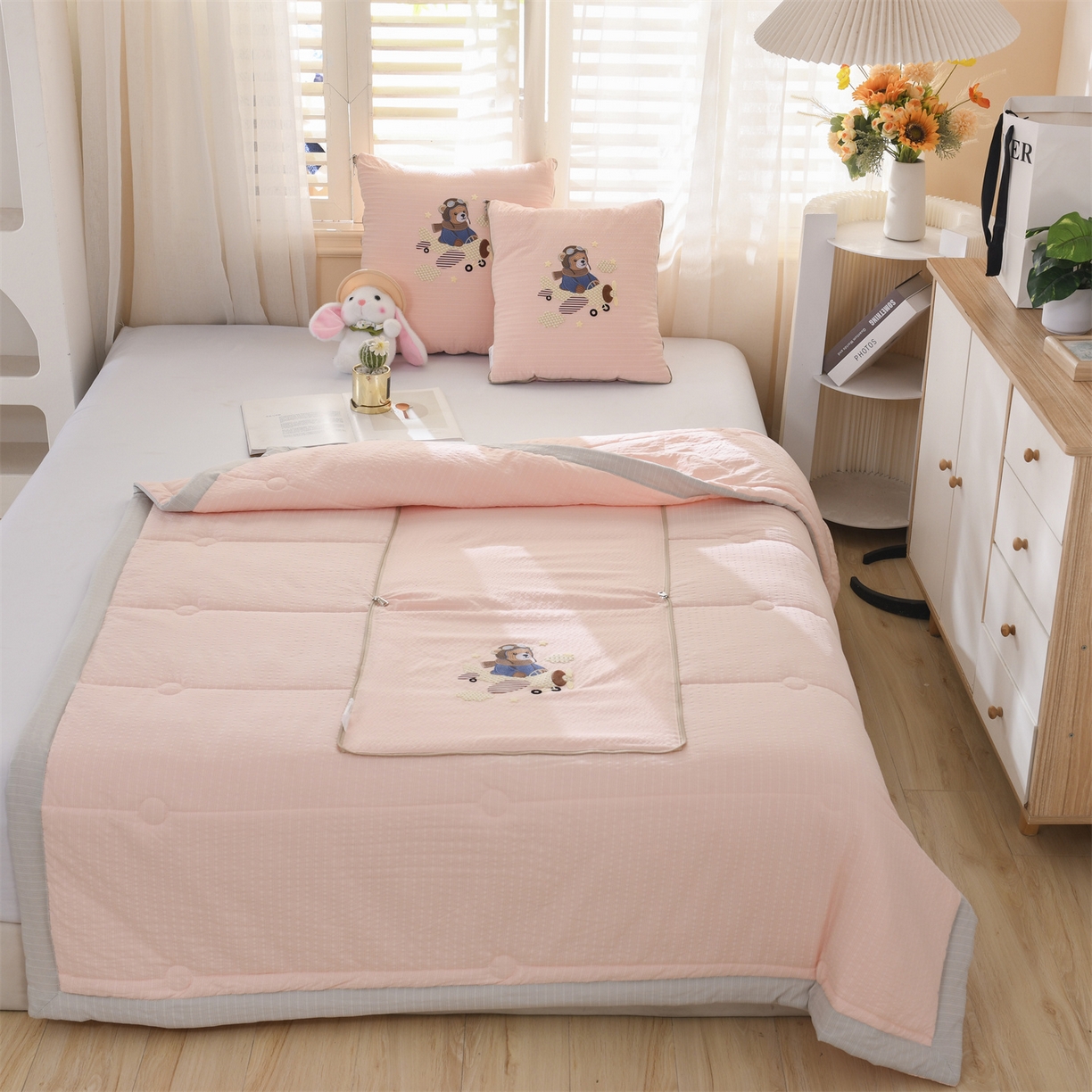 91家纺网 家纺一手货源 找家纺 恋绒家纺 2026新款四季款贴布绣靠枕被抱枕被飞天萌熊 飞天萌熊-浅粉