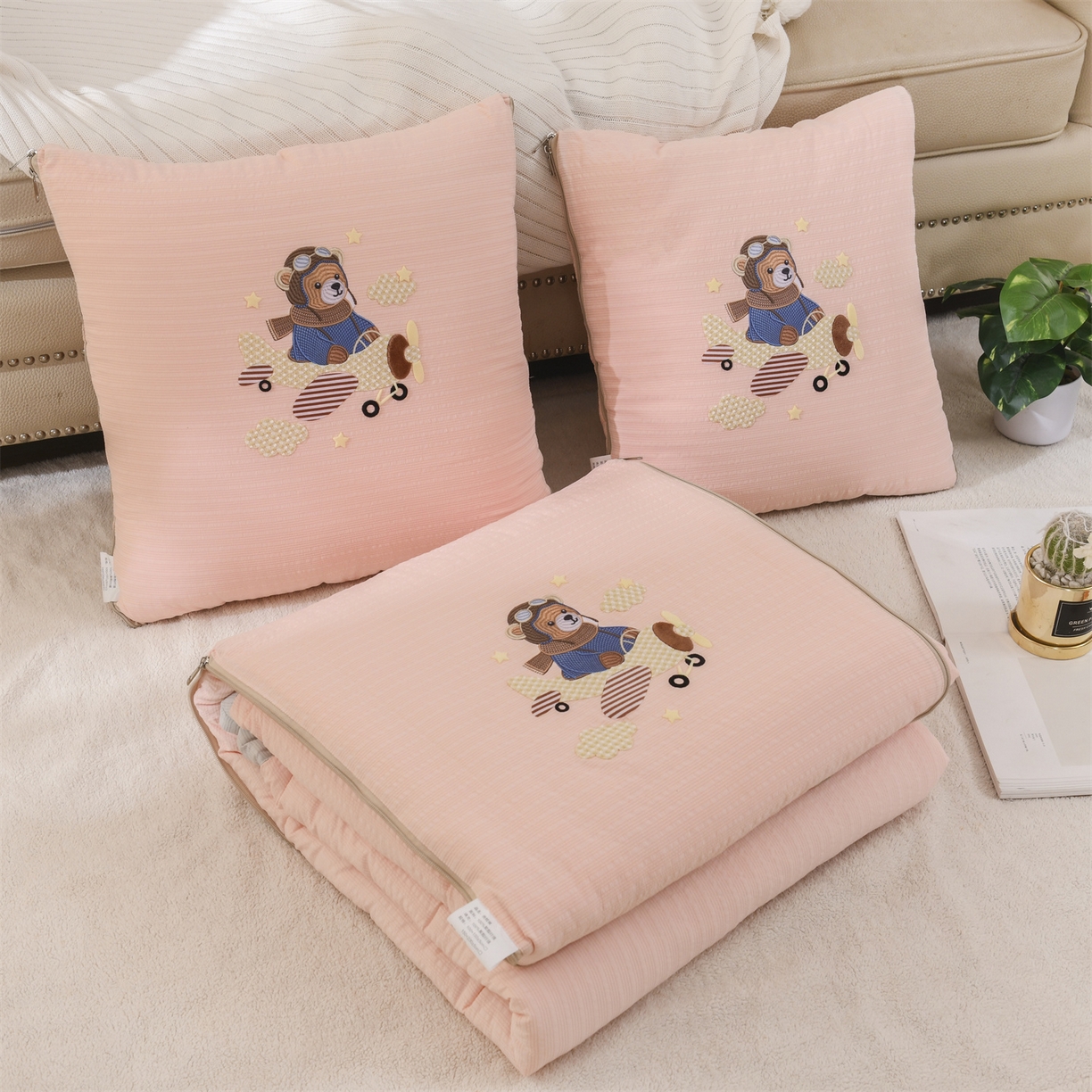 91家纺网 家纺一手货源 找家纺 恋绒家纺 2026新款四季款贴布绣靠枕被抱枕被飞天萌熊 飞天萌熊-浅粉